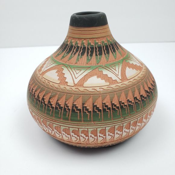 Vintage Navajo Pottery Native American Art Ethnic Etched Seed Pot Vase Signed - Picture 4 of 9